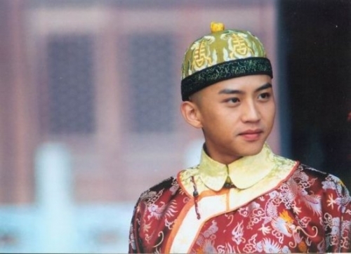 邓超在《少年天子》里饰演康熙，当年的超哥嫩地能掐出水。