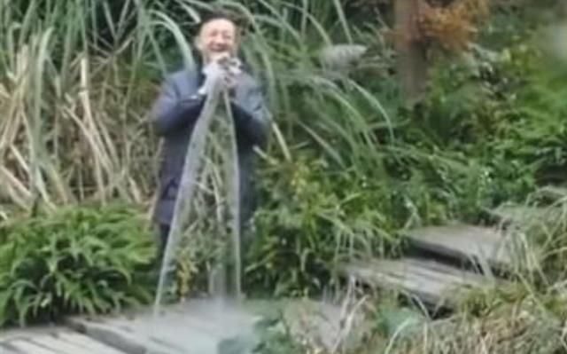 大爷在家发明了隐身衣，看到他拿出衣服后，接下来让人看傻了眼！