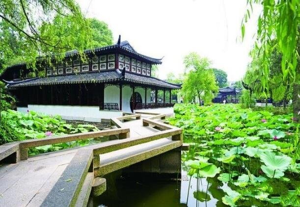 江苏苏州：苏州园林从山水布局、亭台开间到一石一木，无不古朴典雅、幽静迷人，许多老人喜欢在这喝茶、逛园子，安静悠闲，非常适合带父母来游玩。