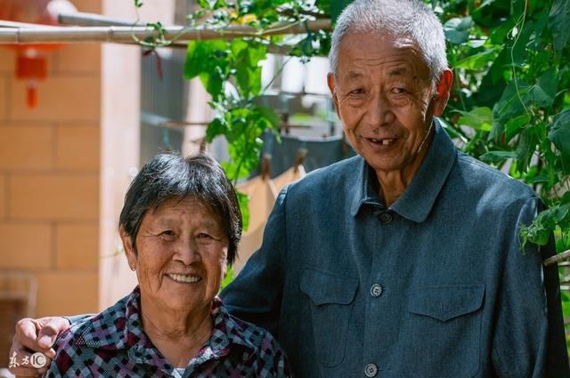 小舅子订婚,他嫌弃爸妈要我坐陪,宴席上我说一