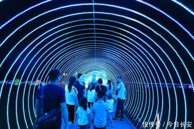 城魔了!西安昆明池鹊桥灯光秀,美炸天