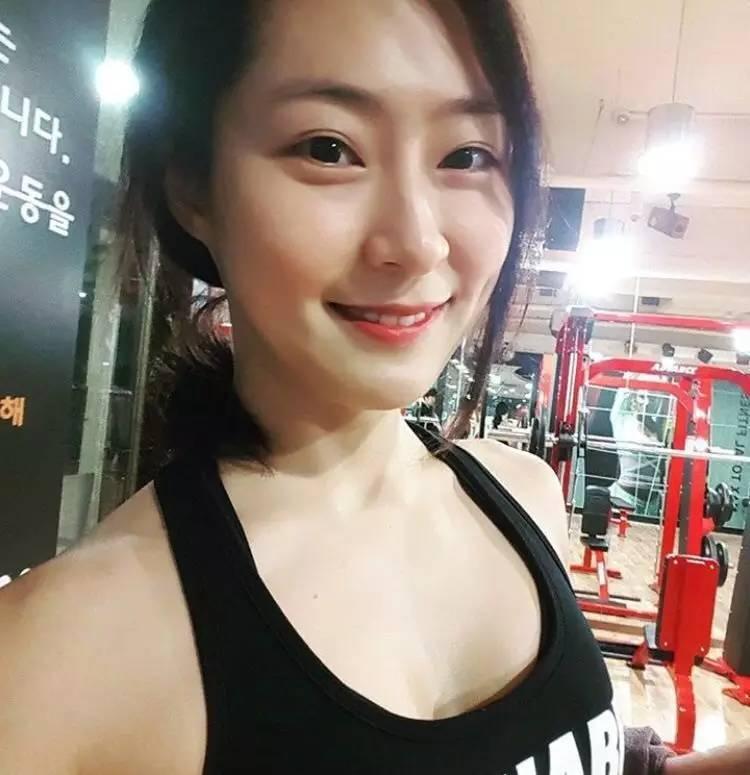 爱健身的白衣天使,脱下制服火爆身材让你不敢直视!