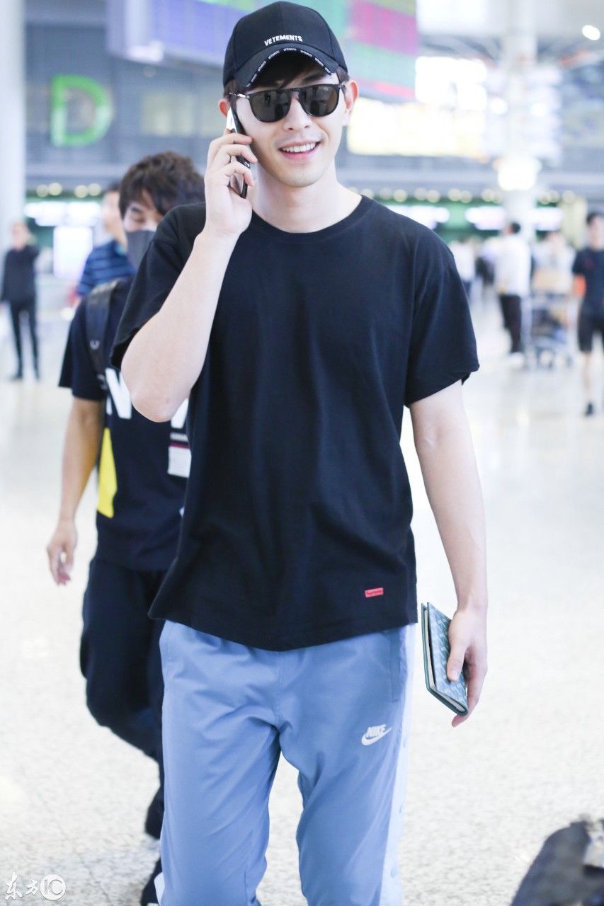 邓伦黑色短袖、牛仔裤、小白鞋机场街拍 网友
