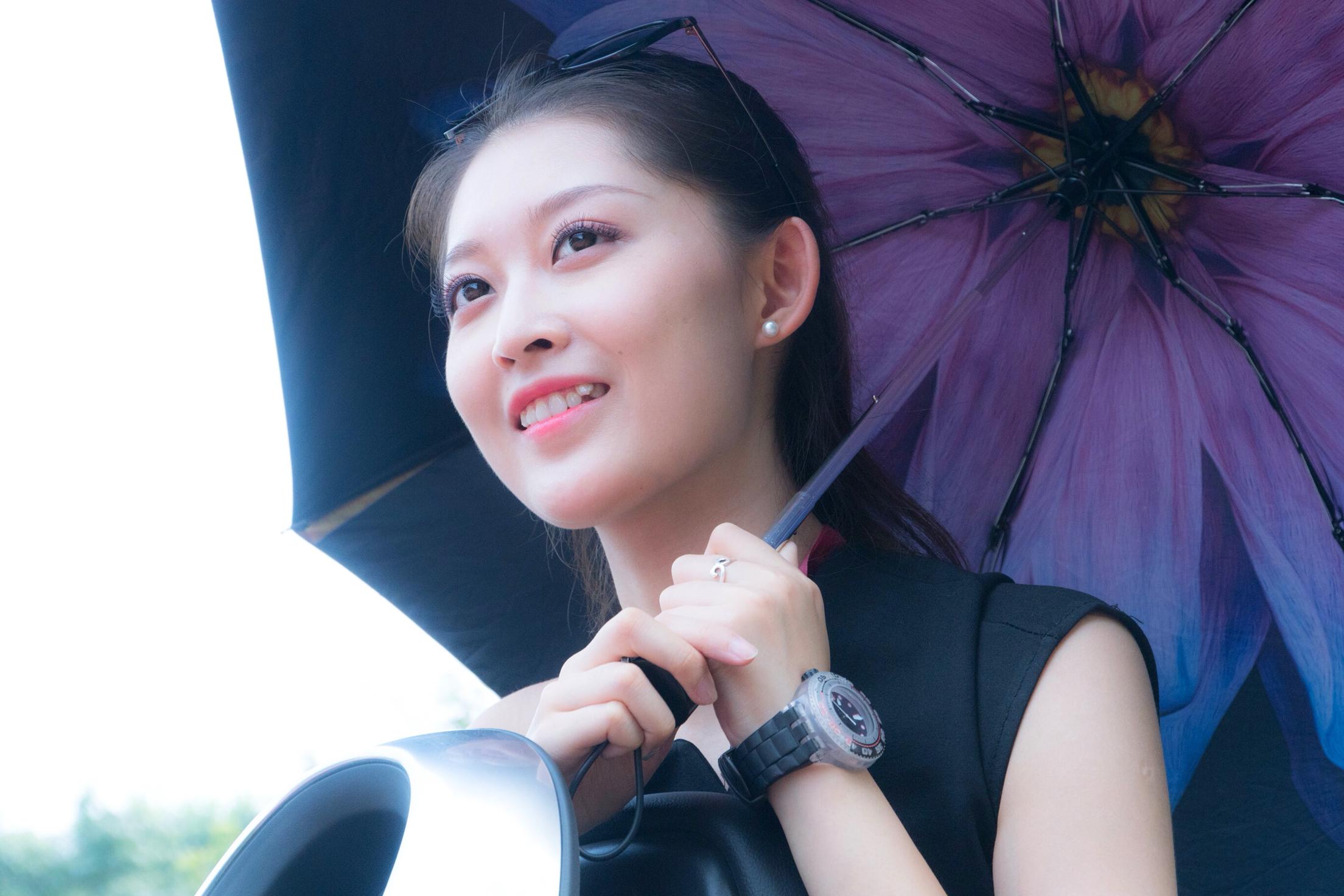 悦悦准备了两套不同风格的衣服,在《下》中你将看到双面女神的另一面.