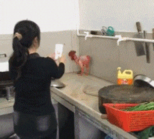 小朋友我就想知道，这鞋子好玩吗？