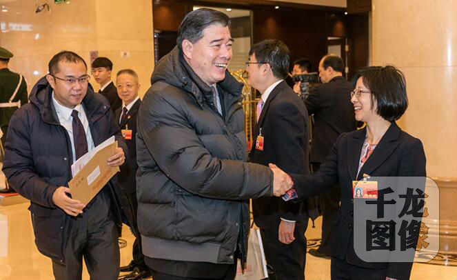 政协委员关注停车难 建议停车位指标设定上下限 政协委员关注停车难 建议停车位指标设定上下限