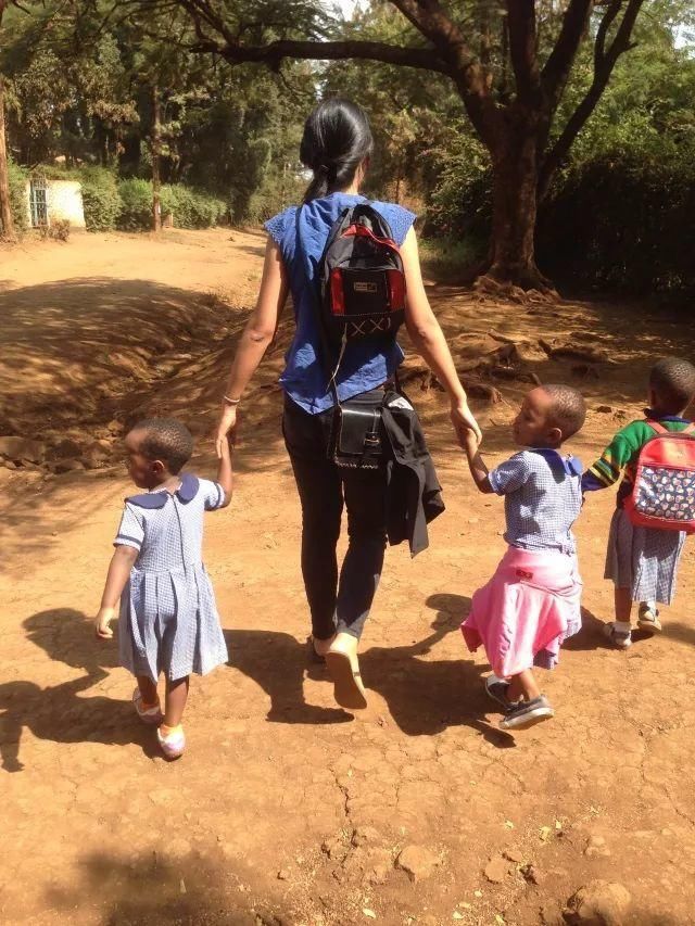 她放弃了在墨尔本的高薪工作和绿卡,去到尘土