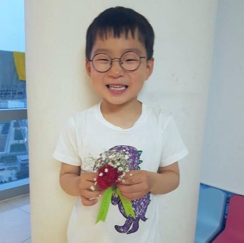 宋民国最新表情包上线 手捧康乃馨暖笑萌翻网友