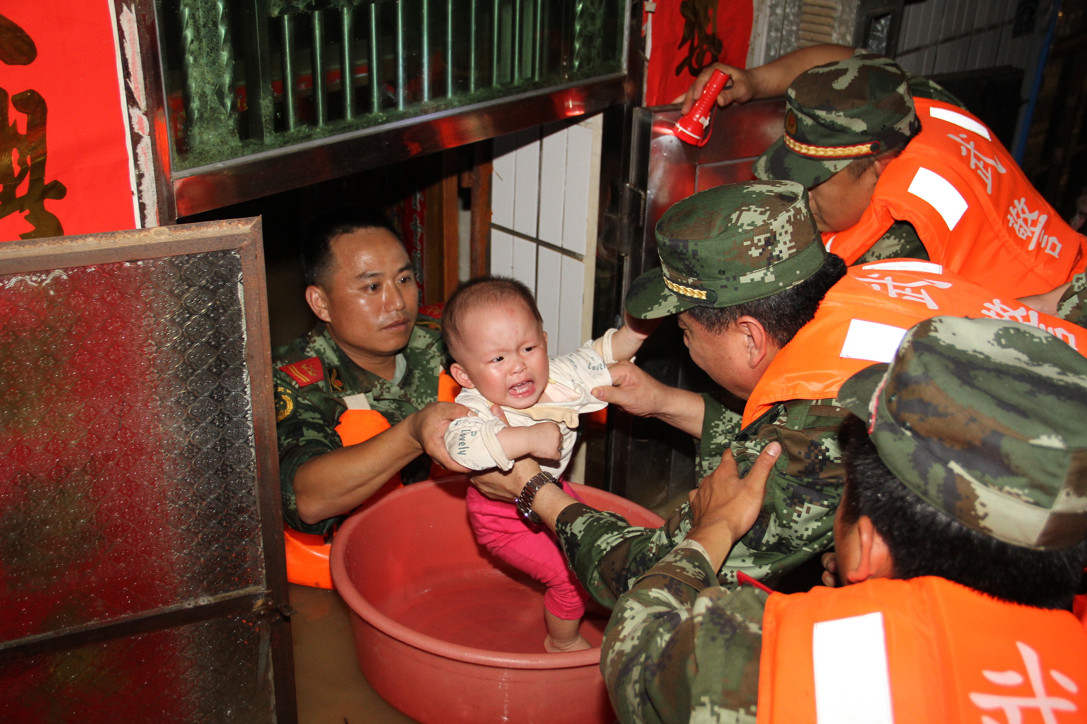 2015年6月，广州增城派谭镇受暴雨洪涝灾害，武警8730部队官兵连夜紧急转移群众。