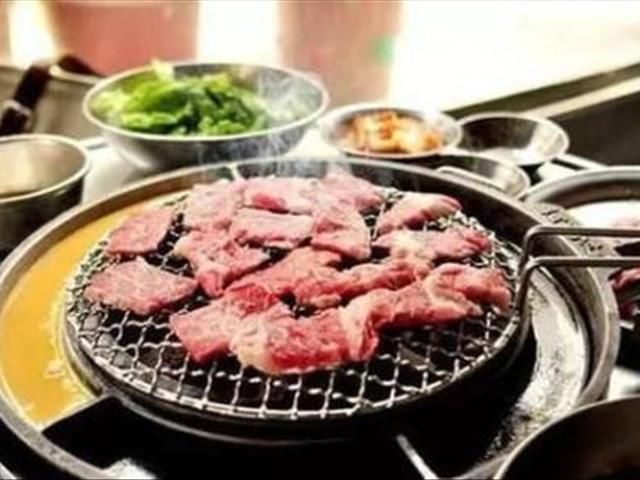 在中国旅游的韩国游客,吃了一份美味的韩国烤