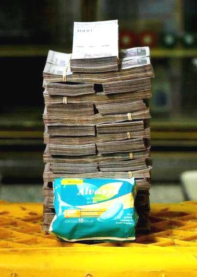 女人来例假是无法抗拒的自然规律，但是一包卫生巾，您需要350万玻利瓦尔。 用还是不用，都是个问题。