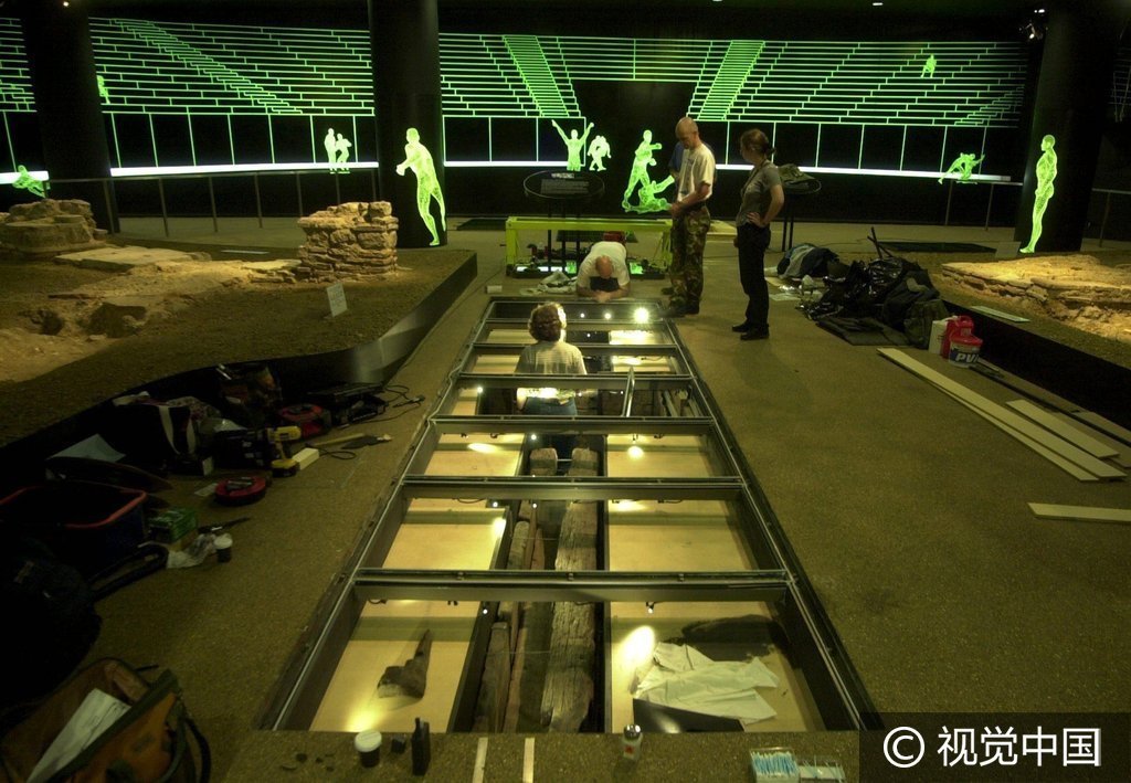 2004年7月15日，伦敦，工人正在紧张忙碌地进行伦敦市政厅戏院地下排水道修建工程，这个古罗马风格的圆形剧场的木质地下排水道将被全新修葺，并用玻璃与地面隔离开。