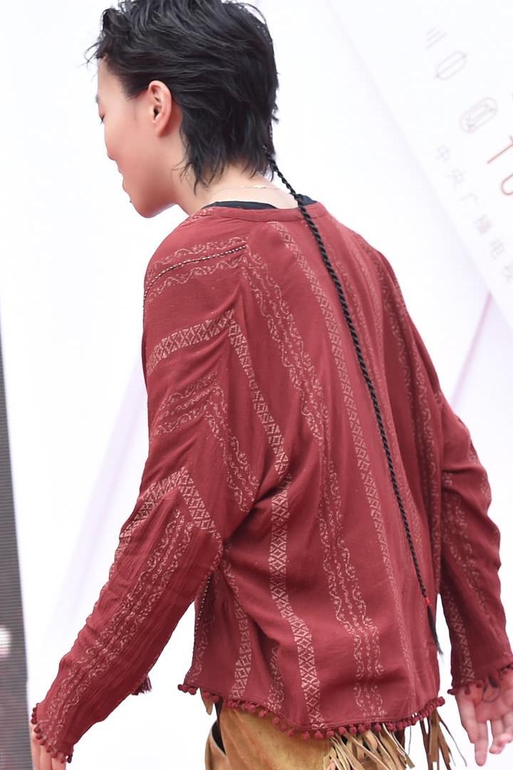 窦靖童疑似洗掉下巴上的纹身!面庞更清秀,越长