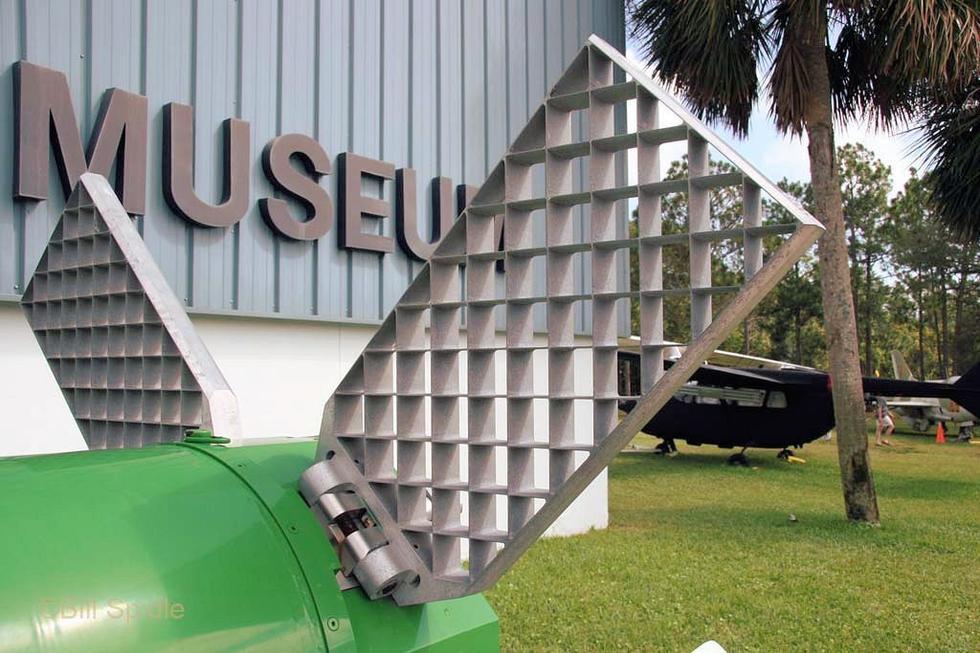 格栅尾翼的阻力比平板尾翼要大50%，格子数越多，阻力增大的百分比就越大。通过采用格栅尾翼，可以降低炸弹下落的速度。