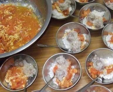 突袭贵族幼儿园,看到孩子吃的午餐,家长都气炸