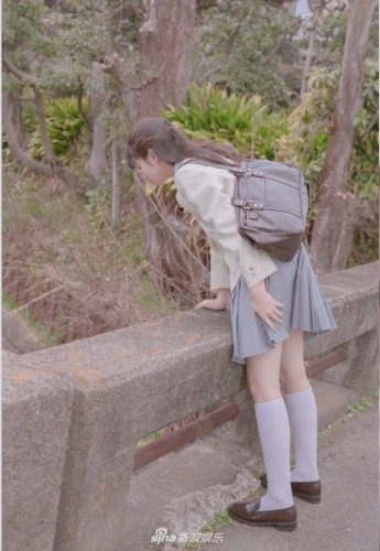 组图 日女星小松菜奈校园写真曝光制服出镜笑容超甜