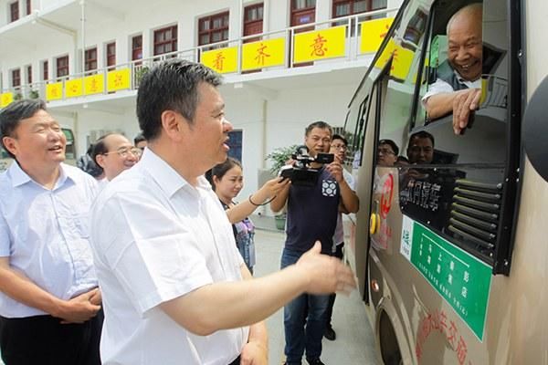 河南省副省长徐光观摩潢川四好农村路建设