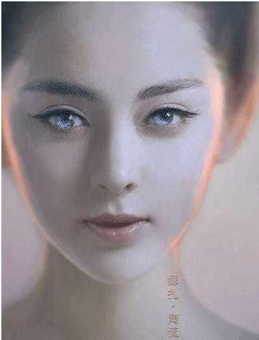 女星戴美瞳谁最好看? 赵丽颖霸气十足, 看到杨