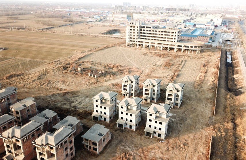 与这座“泰坦尼克号”写字楼“陪葬”的还有十几栋四层别墅洋楼，每栋建筑面积都在400平米以上。2008年左右，因为工程方无力承担后续建造费用，工程荒废，一直烂尾，至今才被拆除。