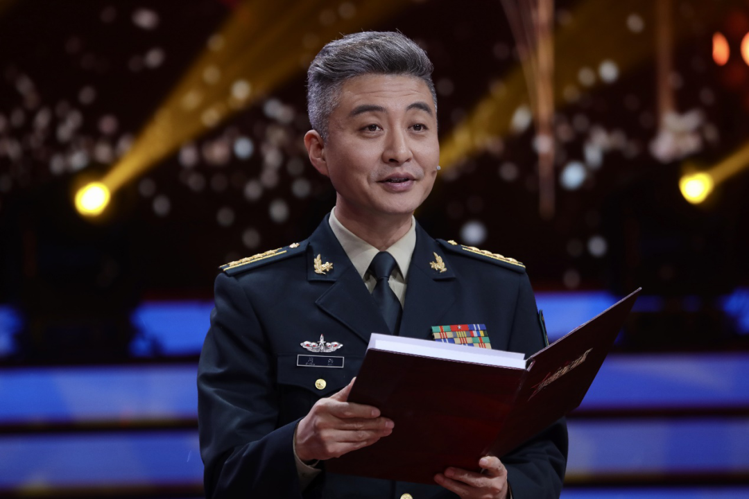 一位扎根军旅的相声演员