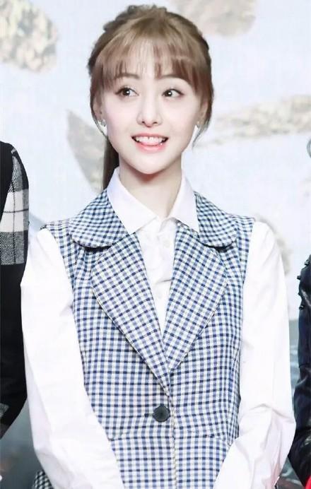 也只有郑爽敢穿运动装去参加活动了!