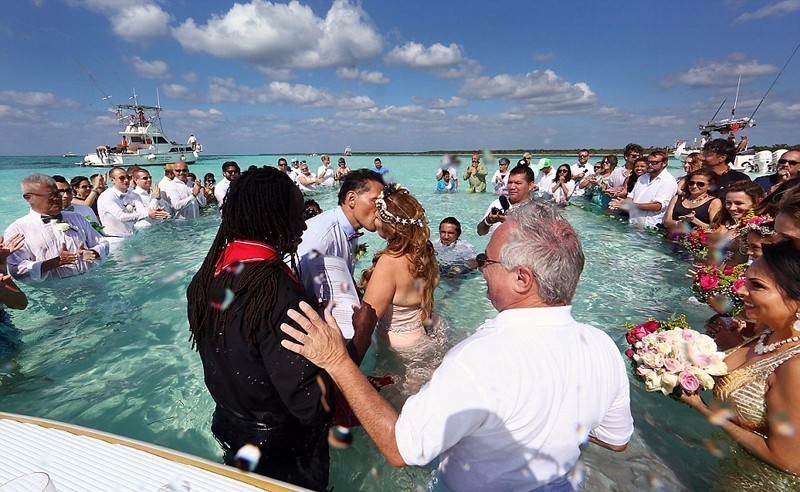夫妻海中办婚礼 新娘坚信自己是美人鱼