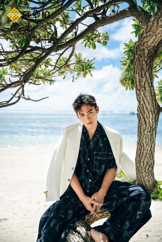 张彬彬海边大片曝光 菠萝头帅气时髦儿少年感