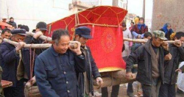 真人真事,以前农村人死后土葬,为什么棺材越抬