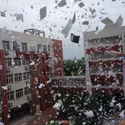 撕书喊楼撩学妹!高考减压成 撕书喊楼撩学妹!高考减压成