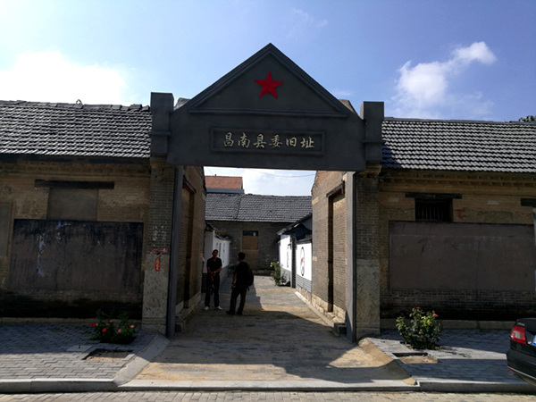 阳光义工精准扶贫 还原历史惠及大众