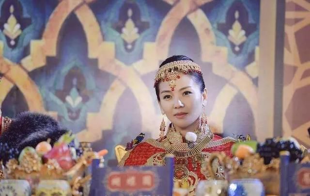 刘涛封面深V迷人,网友被惊艳到不想挪开双眼