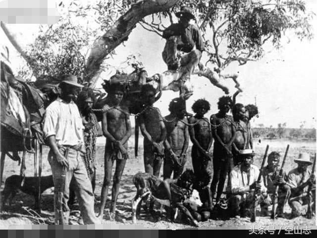 澳大利亚土著居民真可怜,遭白人铁链拴着干活