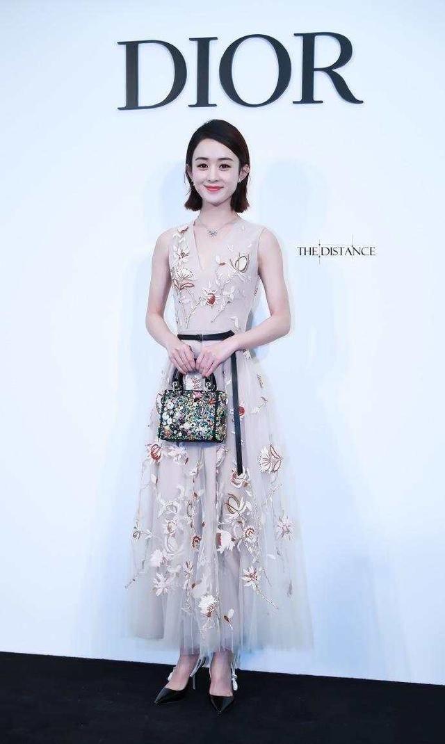 赵丽颖真低调,白裙配小白鞋就现身舞台,尽显邻