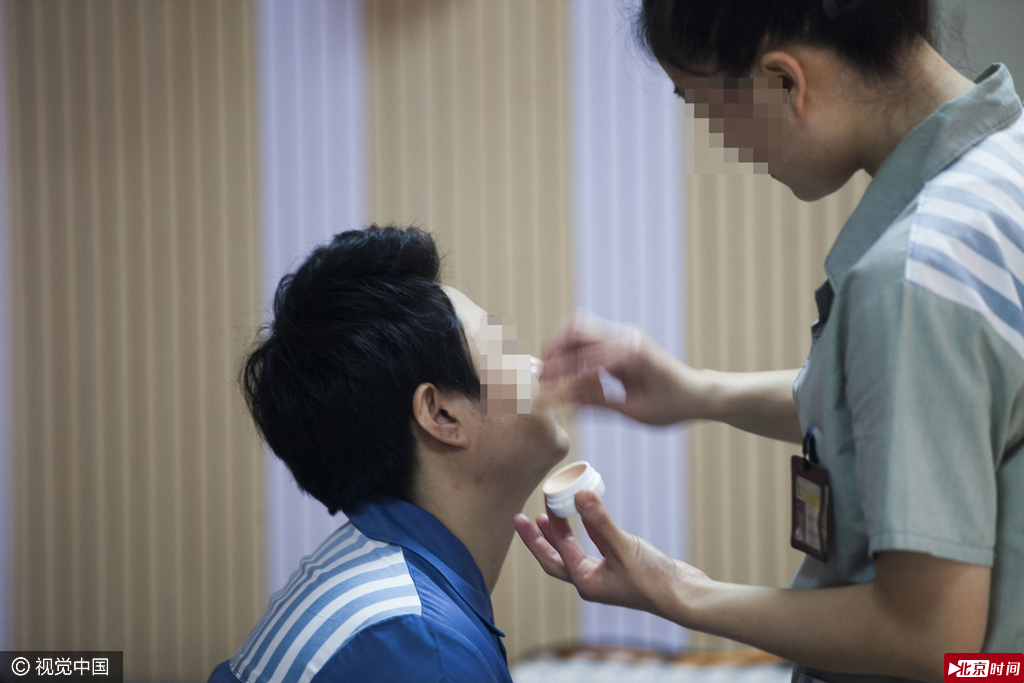 据了解，目前在省内各监狱服刑人员当中，夫妻双方都在监狱内服刑，或者一个家庭中有超过两名家庭成员在监狱服刑的，占很大的比例，他们的刑期一般较长，入狱后没有会面的机会，考虑到这个特殊的情况，吉林省女子监狱与吉林省北郊监狱，为在两所监狱中服刑的9对有亲属关系的服刑人员准备了一份特殊的礼物，搭建了一座“爱心团圆之桥”。