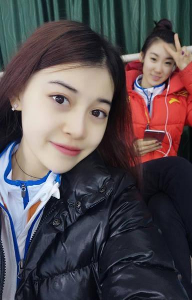 跟别人合照时更是十分抢镜,让人把目光都放在她身上呢。