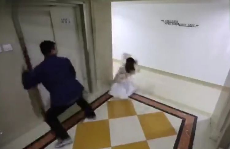 女子在电梯扮鬼吓人,当遇到一男子后,结果悲
