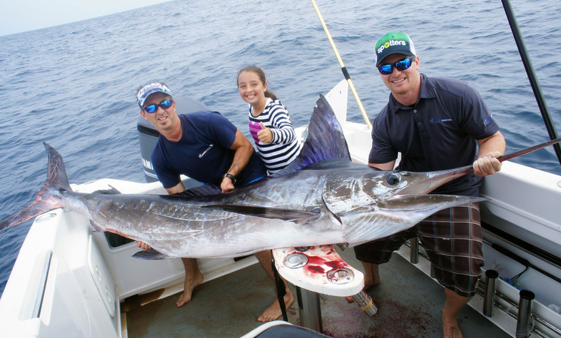澳11岁女孩捕获294斤青枪鱼破世界纪录