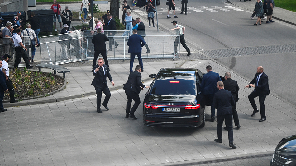 枪声打破平静：斯洛伐克总理遭袭背后的政治分化与暴力