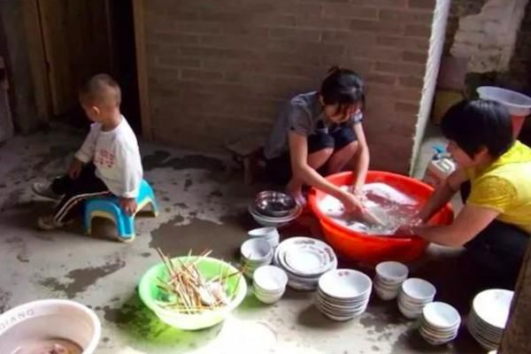 农村的旧俗,为什么妇女孩子不能上桌吃饭?