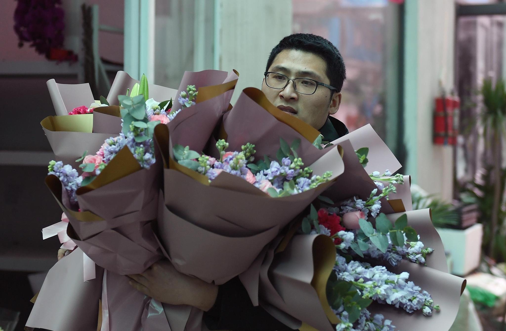 2019年3月7日，一位男士购买鲜花。“三八”国际妇女节来临之际，浙江杭州鲜花热销。