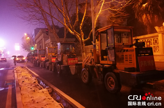 【暖新闻】合肥连降大雪 城管彻夜除雪为民众出行