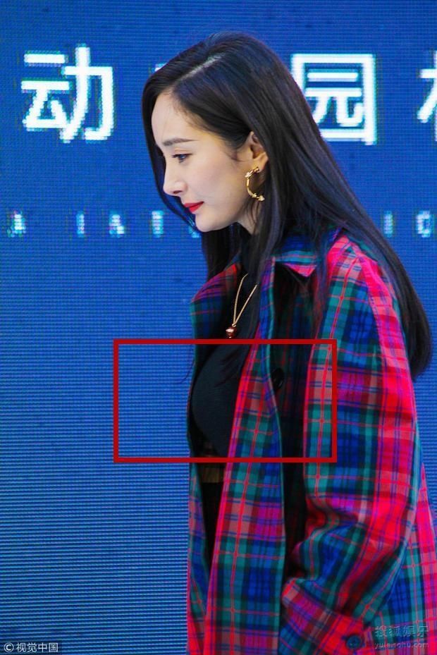 杨幂不再露腿了,紧身衣搭皮裤保暖又性感,网友