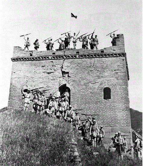 1943年三里庄战斗 八路军爆破手身抵炸药包