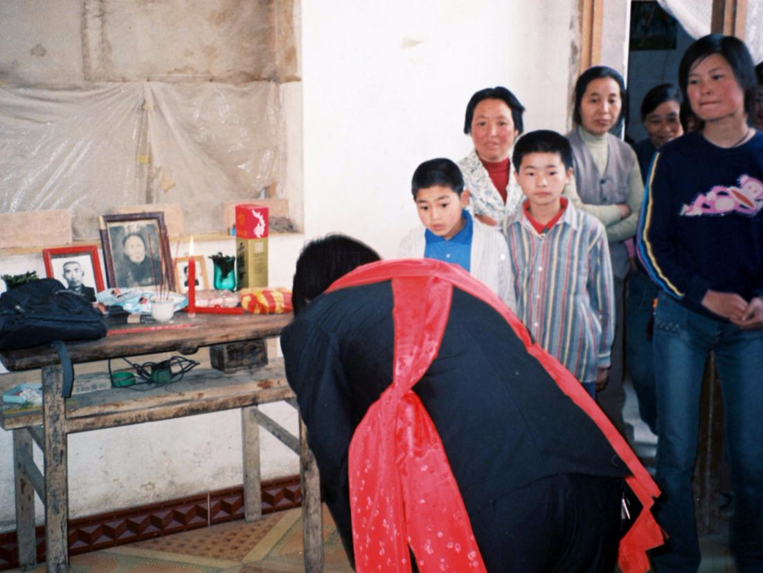 2003年铜川市印台区红土镇，按当地习俗新郎接新娘时首先要跪拜对方的祖先。图片来源：姚忠智/视觉中国