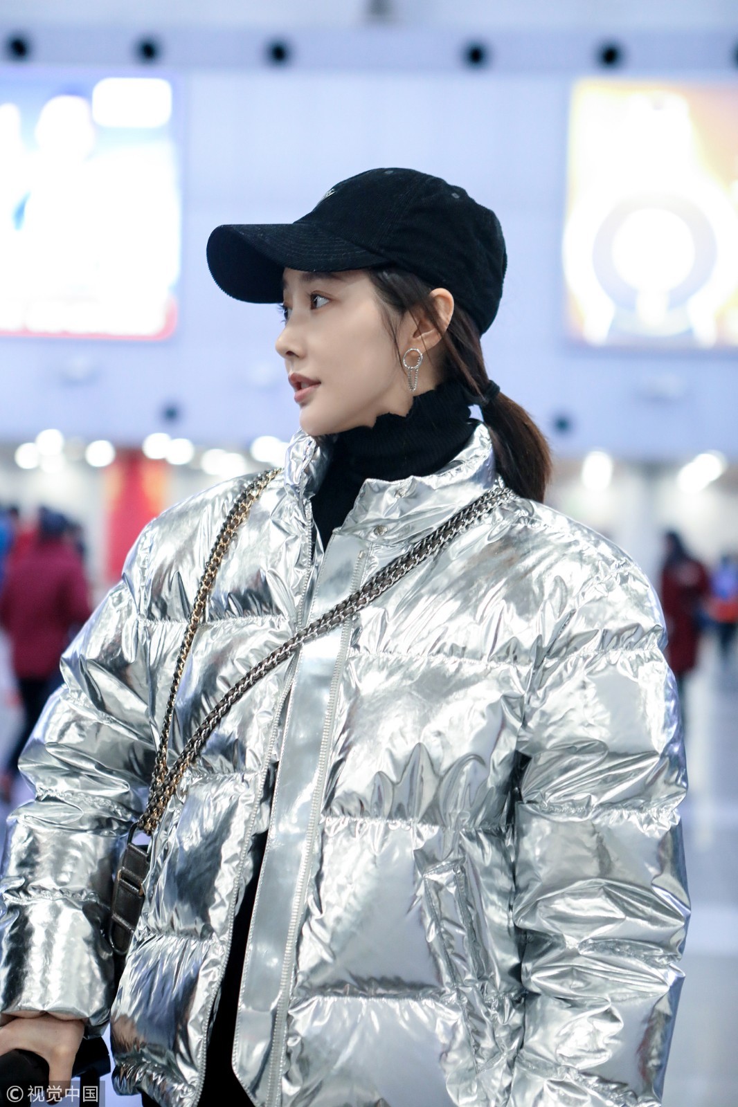 李纯穿银色羽绒服闪瞎机场 与友人惜别依依不舍嘟嘴卖萌