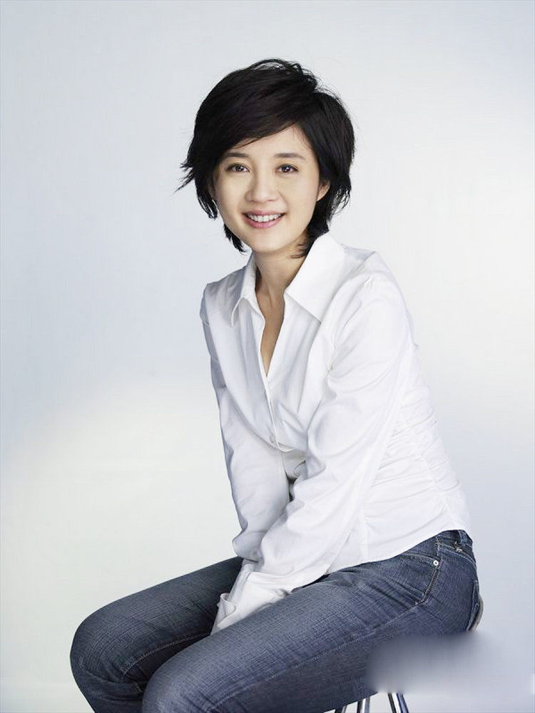 原央视美女主持人,素颜也很美,50岁长相气质不