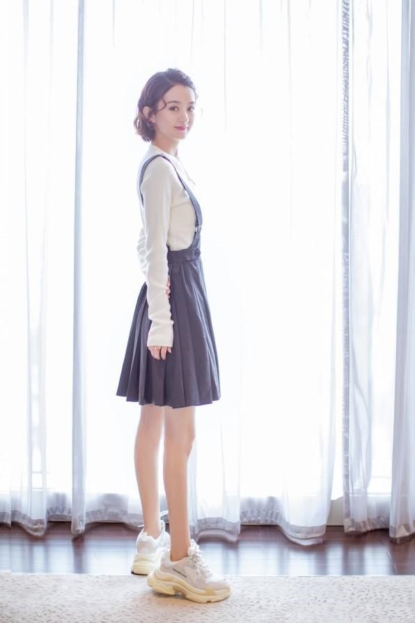 王俊凯纽约街拍曝光,网友:看他穿的白毛衣我都