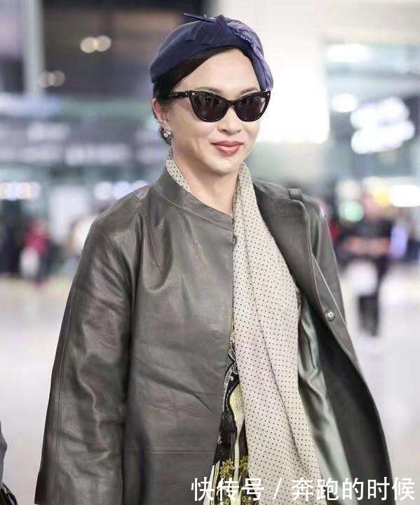 50岁金星现身机场, 长款风衣穿出贵妇味道,可是