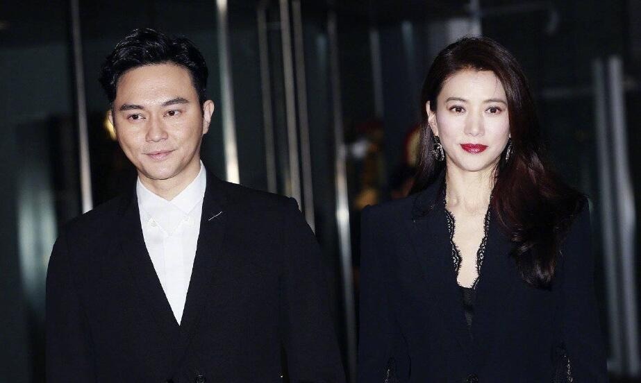 袁咏仪卷发美艳动人 重回颜值巅峰