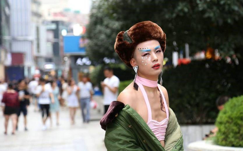 街头男子穿妖艳女装跳舞,网友称看了想哭